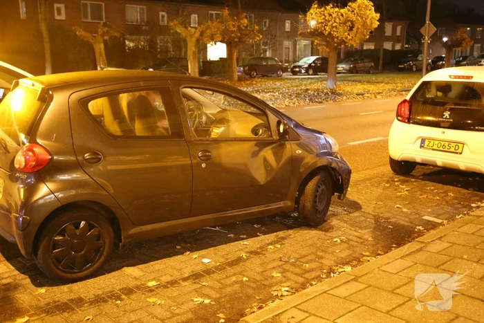 Personenauto en snorfietser met elkaar in botsing