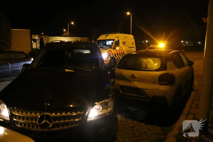 Automobilist krijgt lekke band en botst op geparkeerde auto's