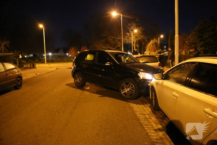 Automobilist krijgt lekke band en botst op geparkeerde auto's