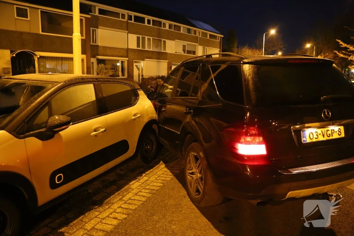 Automobilist krijgt lekke band en botst op geparkeerde auto's