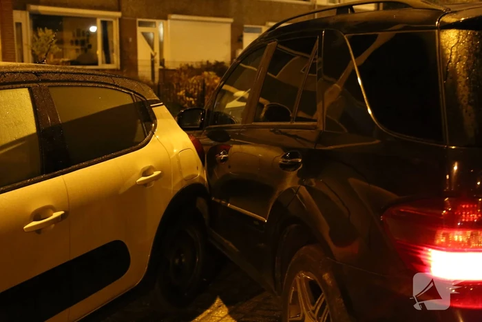 Automobilist krijgt lekke band en botst op geparkeerde auto's