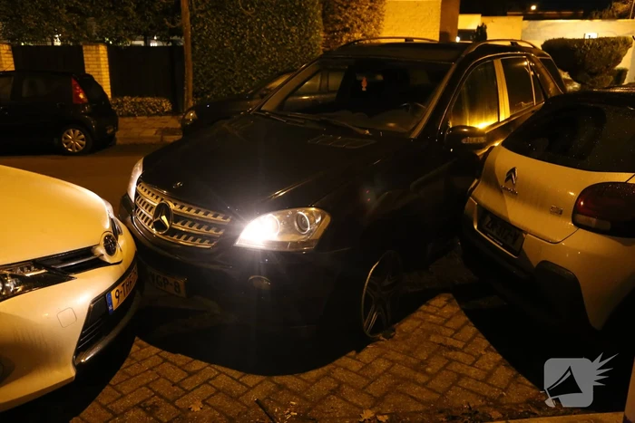 Automobilist krijgt lekke band en botst op geparkeerde auto's
