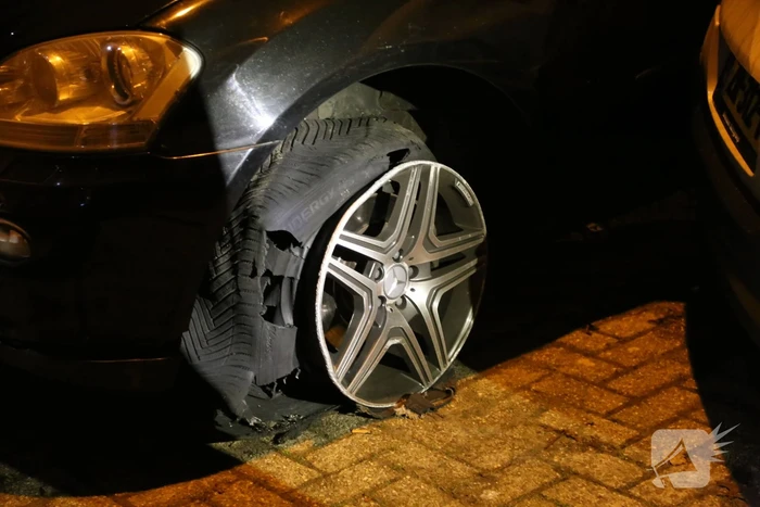 Automobilist krijgt lekke band en botst op geparkeerde auto's