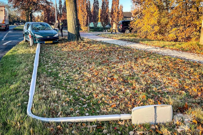 Automobilist rijdt lantaarnpaal uit de grond na botsing