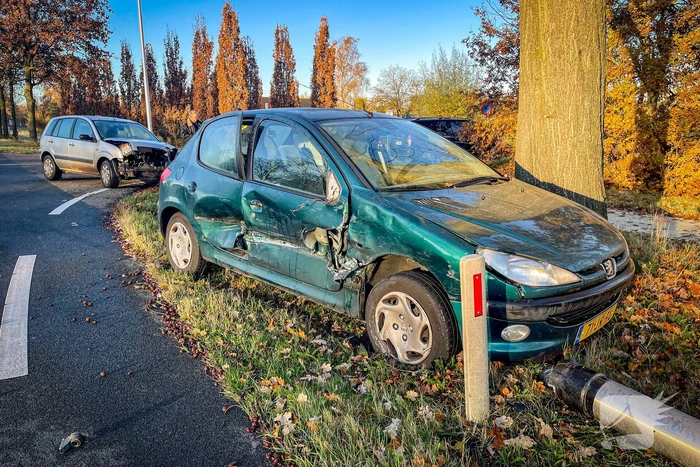 Automobilist rijdt lantaarnpaal uit de grond na botsing