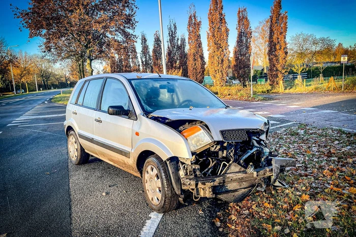 Automobilist rijdt lantaarnpaal uit de grond na botsing