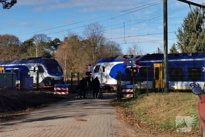 Treinen rijden stapvoets door overwegstoring