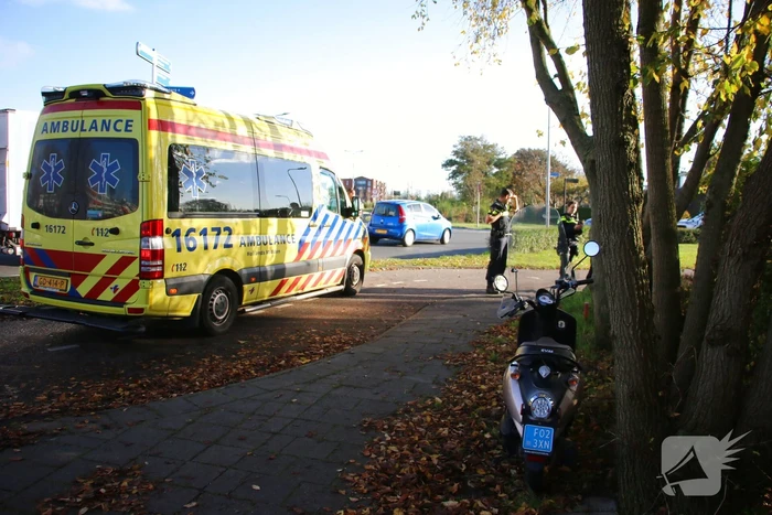Scooterrijder gewond bij aanrijding met auto