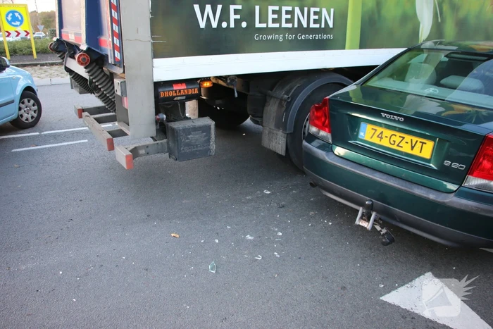 Vrachtwagen en auto botsen op rotonde