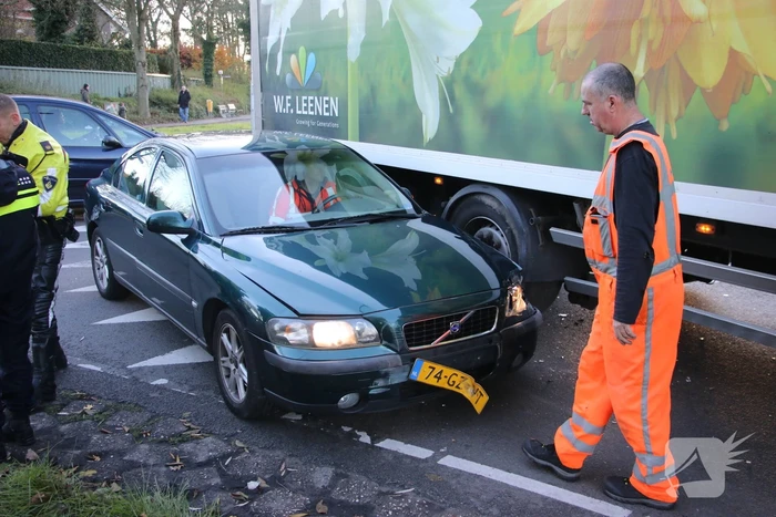 Vrachtwagen en auto botsen op rotonde
