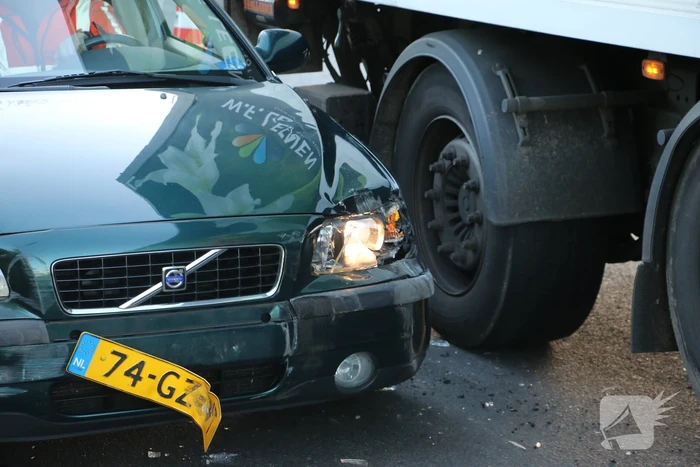 Vrachtwagen en auto botsen op rotonde