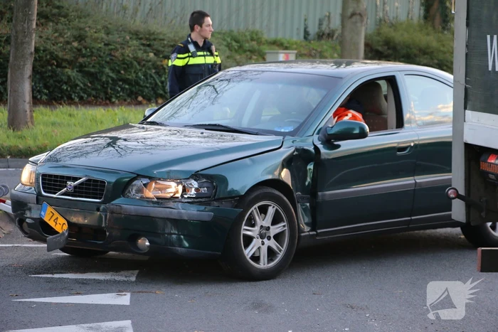 Vrachtwagen en auto botsen op rotonde