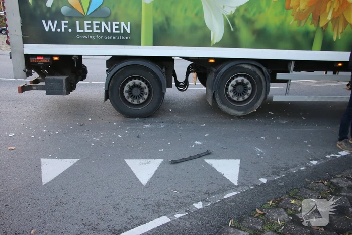 Vrachtwagen en auto botsen op rotonde