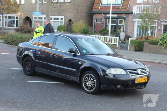 Fietser geschept door personenauto