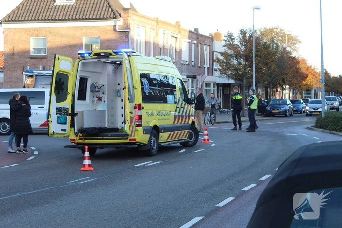 Fietser geschept door personenauto