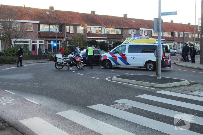 Fietser geschept door personenauto