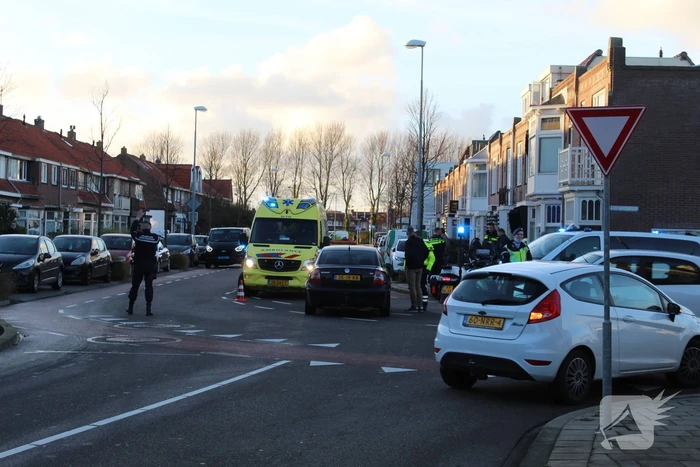 Fietser geschept door personenauto