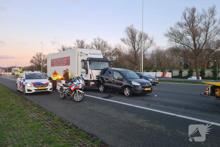 Flinke schade bij aanrijding op snelweg