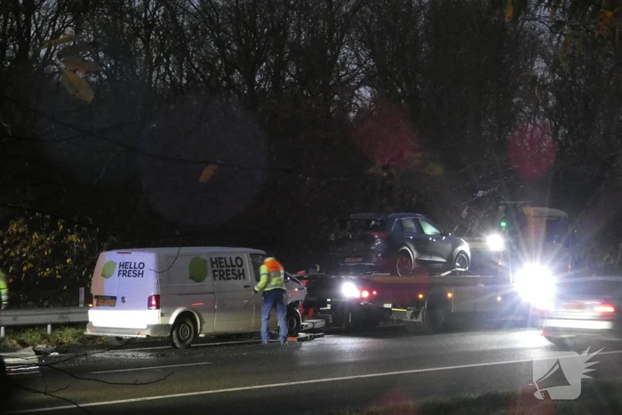 Snelweg bezaaid met brokstukken na botsing