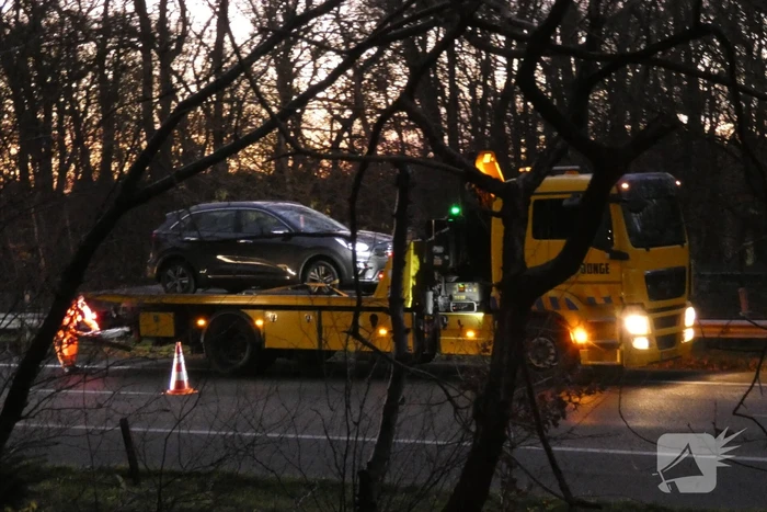 Snelweg bezaaid met brokstukken na botsing