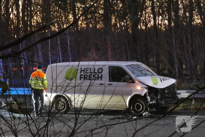 Snelweg bezaaid met brokstukken na botsing