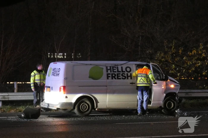 Snelweg bezaaid met brokstukken na botsing