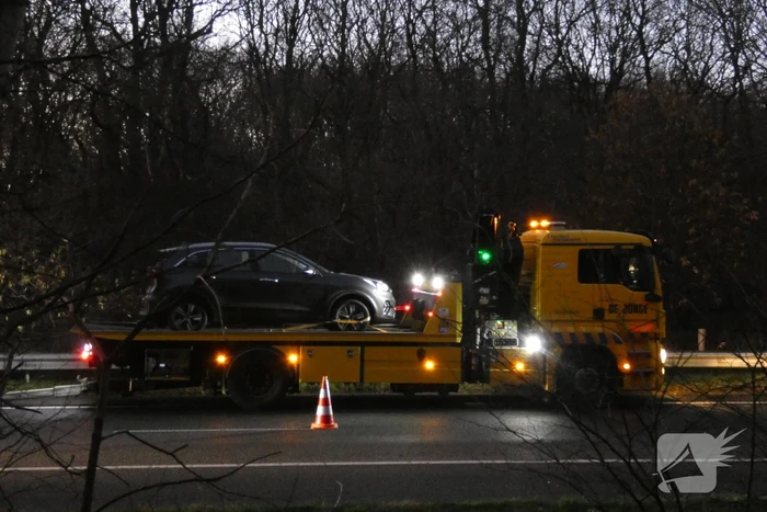 Snelweg bezaaid met brokstukken na botsing