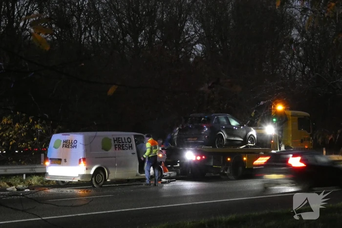 Snelweg bezaaid met brokstukken na botsing