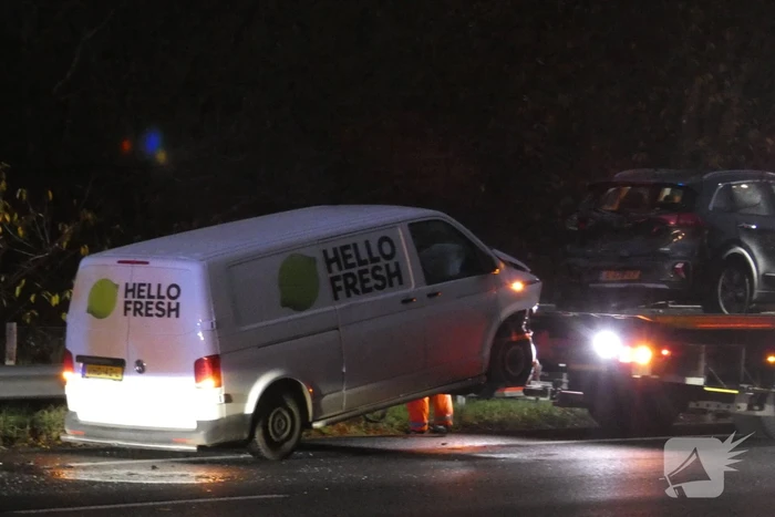 Snelweg bezaaid met brokstukken na botsing