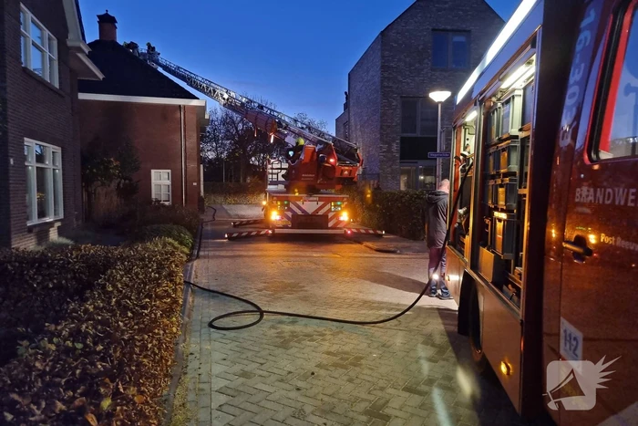 Brand in schoorsteen van woning