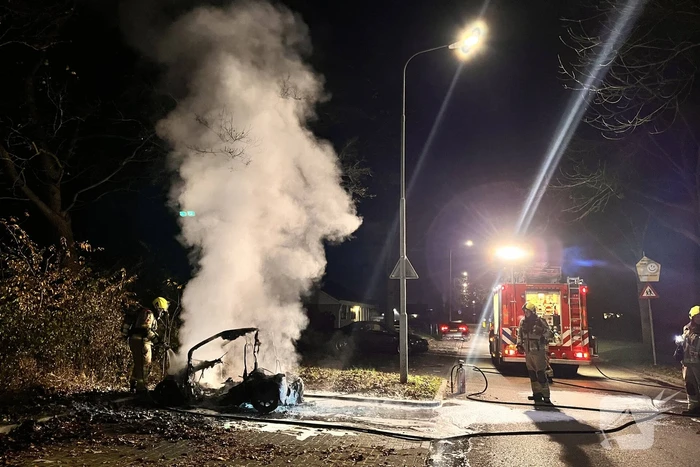 Auto volledig verwoest door brand