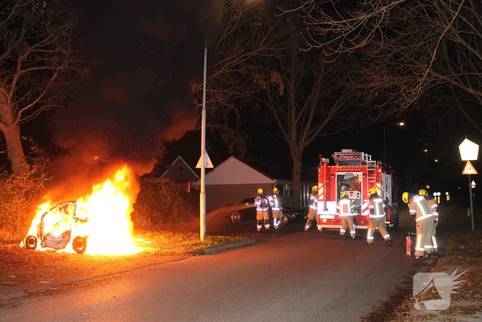 Auto volledig verwoest door brand