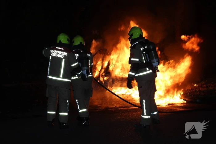 Auto volledig verwoest door brand