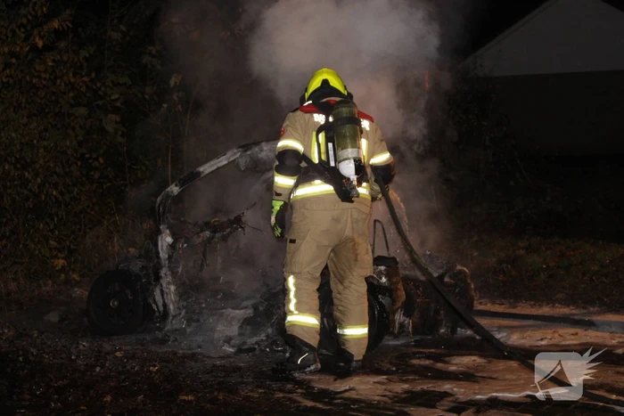 Auto volledig verwoest door brand