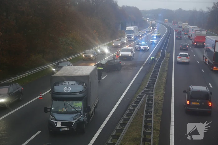 Meerdere voertuigen botsen op snelweg