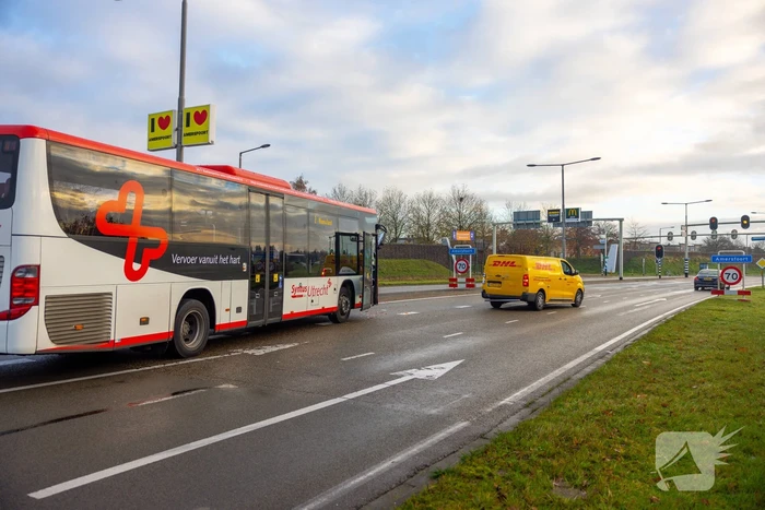 Lijnbus en DHL-bestelbus botsen met elkaar