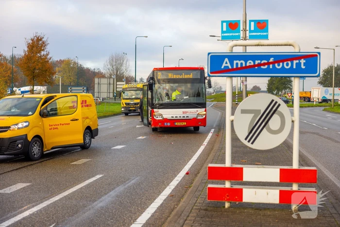 Lijnbus en DHL-bestelbus botsen met elkaar