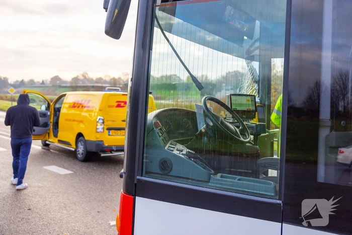 Lijnbus en DHL-bestelbus botsen met elkaar