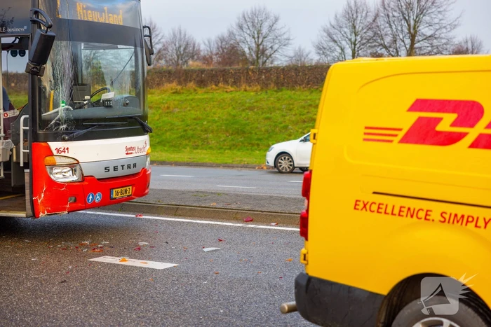 Lijnbus en DHL-bestelbus botsen met elkaar