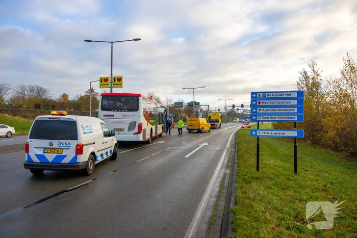 Lijnbus en DHL-bestelbus botsen met elkaar