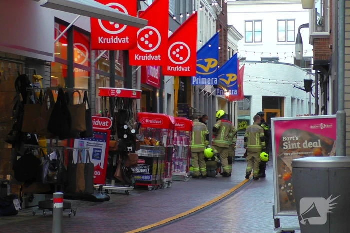 Winkelstraat afgesloten voor onderzoek naar stinkend pakket