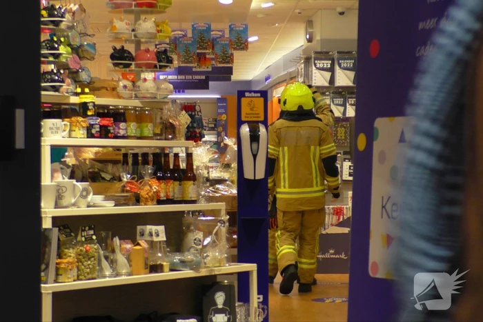 Winkelstraat afgesloten voor onderzoek naar stinkend pakket