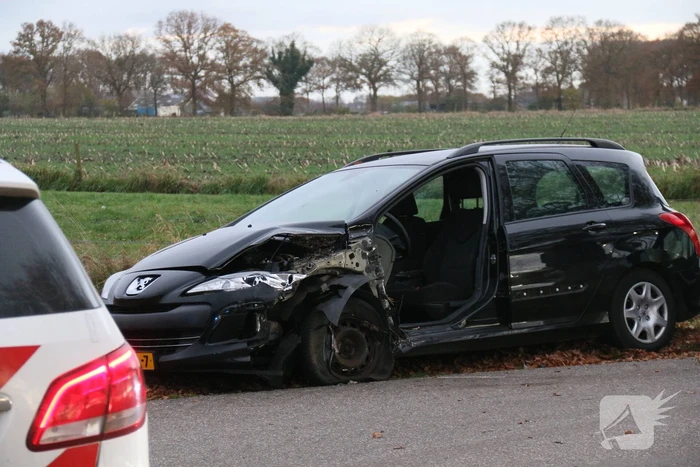 Schade aan personenauto door botsing met bestelbus