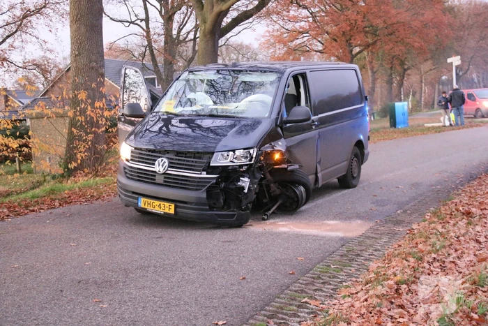Schade aan personenauto door botsing met bestelbus