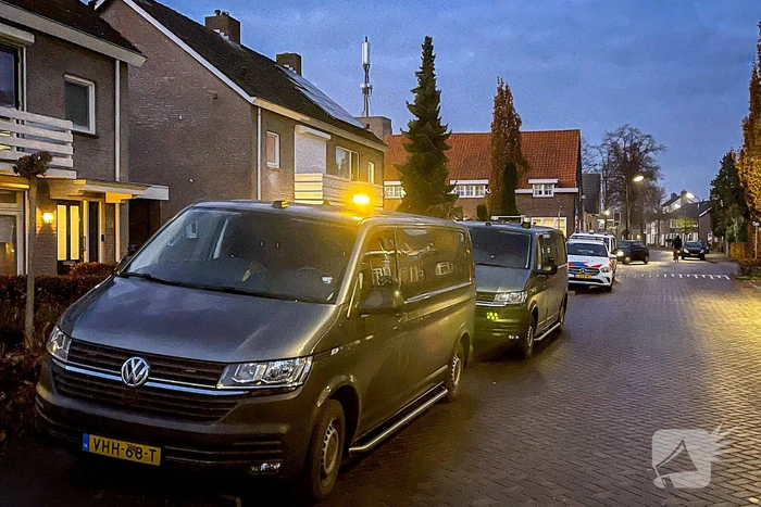 Recherche doet onderzoek in woning