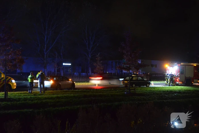 Persoon naar ziekenhuis door rookontwikkeling in personenauto