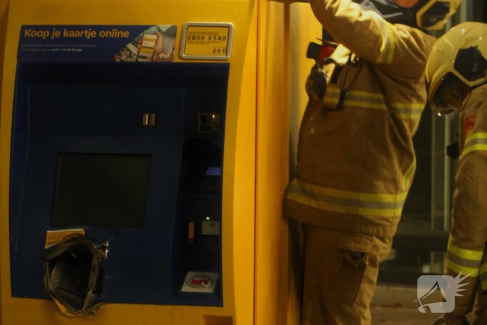 Brandweer breekt ticketautomaat open door brand
