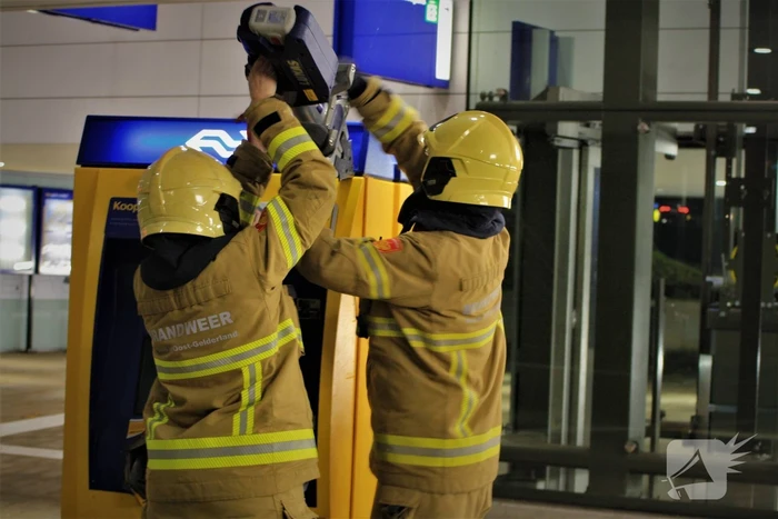 Brandweer breekt ticketautomaat open door brand