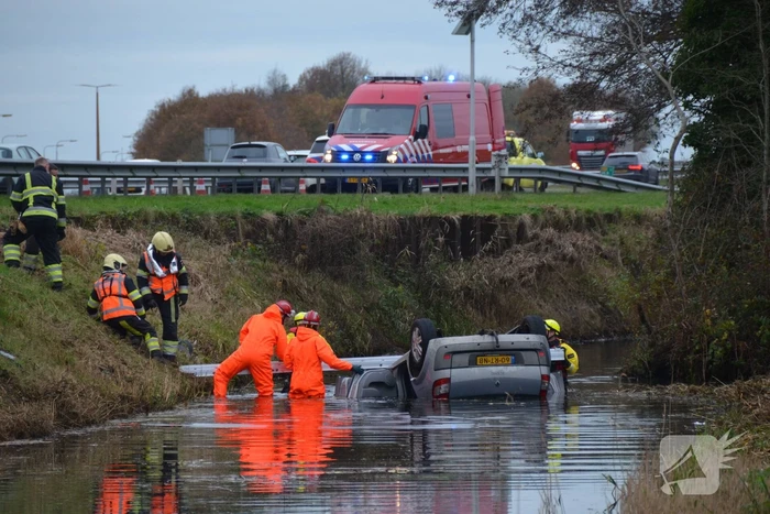 Auto belandt over de kop in de sloot