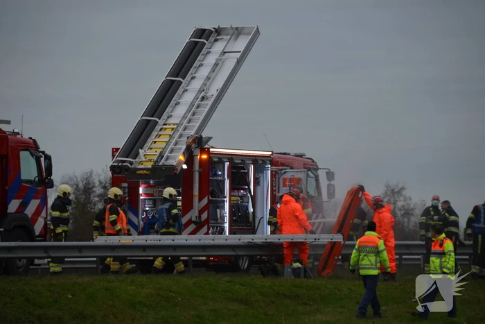 Auto belandt over de kop in de sloot